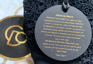 Câlin Doré, wir schützen die Natur der Frauen und den Planeten. Die weltweit erste all-in-one-Lingerie mit natürlichem Hygieneschutz, einer versteckten und nicht wahrnehmbaren Einlage, die Sie täglich schützt, auch während Ihrer Periode und bei Blasenschwäche. Die Lingerie ist zu fast 95% biologisch abbaubar und wird aus nachhaltigen Materialien von umweltbewussten Partnern bezogen und natürlich zu 100% in Europa hergestellt. Luxuriöser Komfort wie bei Zimmerli und Cou Cou Intimates und dazu noch sicher!
